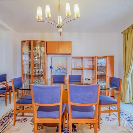 Apartman Ronda Colon. Ideal Familias *